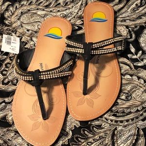 🛍Size 7 NWT Womens blingy black sandals🛍